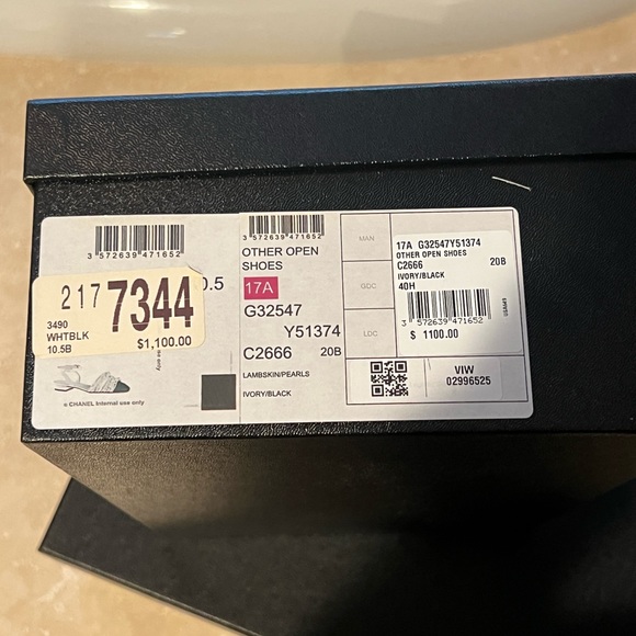 Stunning two tone lambskin/pearls Chanel other open shoes NWT - Picture 3 of 7